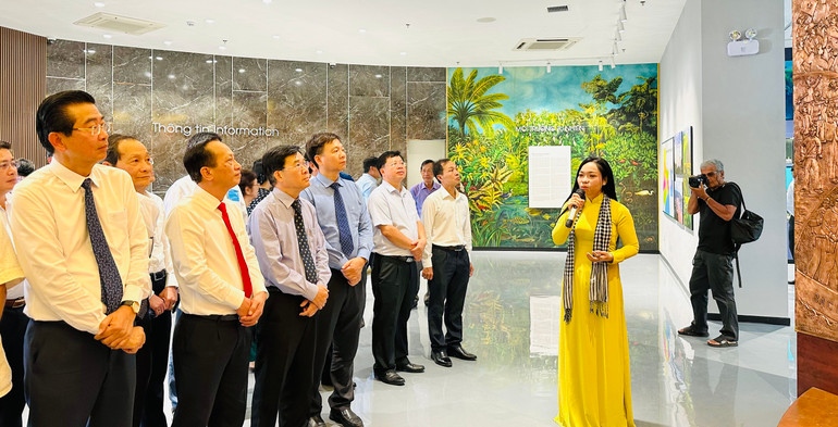 Các đồng chí lãnh đạo Trung ương và tỉnh Bạc Liêu tham quan Bảo tàng tổng hợp tỉnh. Ảnh: TRỌNG DUY