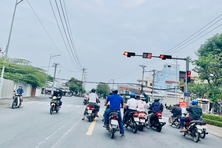 Cán bộ, viên chức, người dân Bạc Liêu ngày càng gương mẫu chấp hành tốt Luật Giao thông và văn hóa giao thông. (Ảnh: TRỌNG DUY)