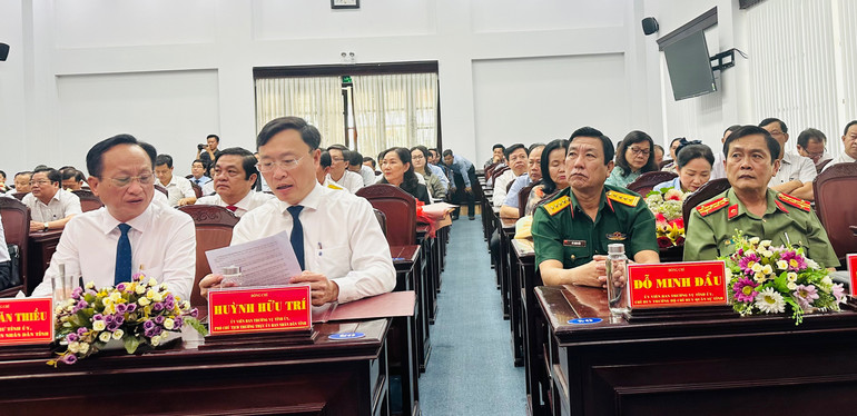 Các đồng chí lãnh đạo chủ chốt tỉnh Bạc Liêu tại hội nghị. Các đồng chí lãnh đạo chủ chốt tỉnh Bạc Liêu tại hội nghị.