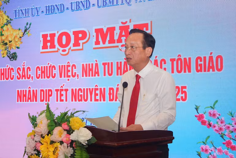 Đồng chí Phạm Văn Thiều, Phó Bí thư Tỉnh ủy, Chủ tịch Ủy ban nhân dân tỉnh Bạc Liêu phát biểu tại buổi họp mặt.