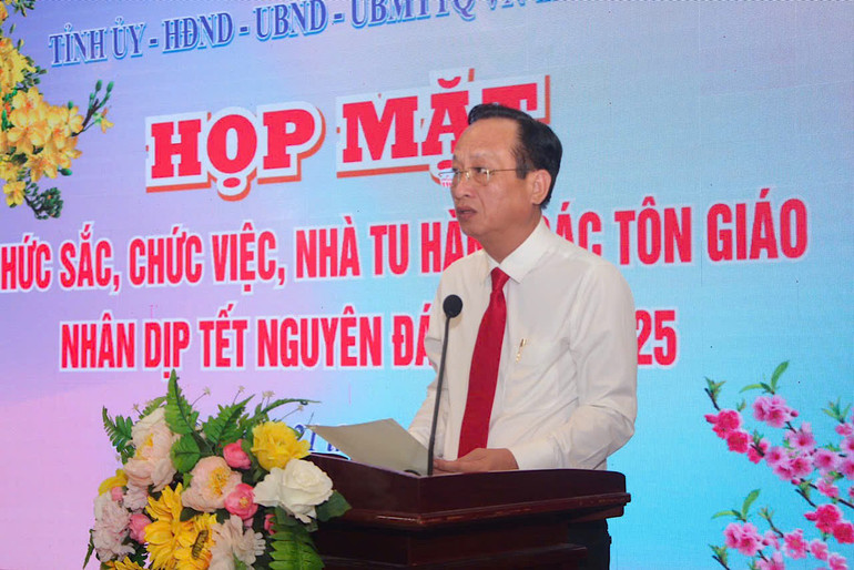 Đồng chí Phạm Văn Thiều, Phó Bí thư Tỉnh ủy, Chủ tịch Ủy ban nhân dân tỉnh Bạc Liêu phát biểu tại buổi họp mặt.