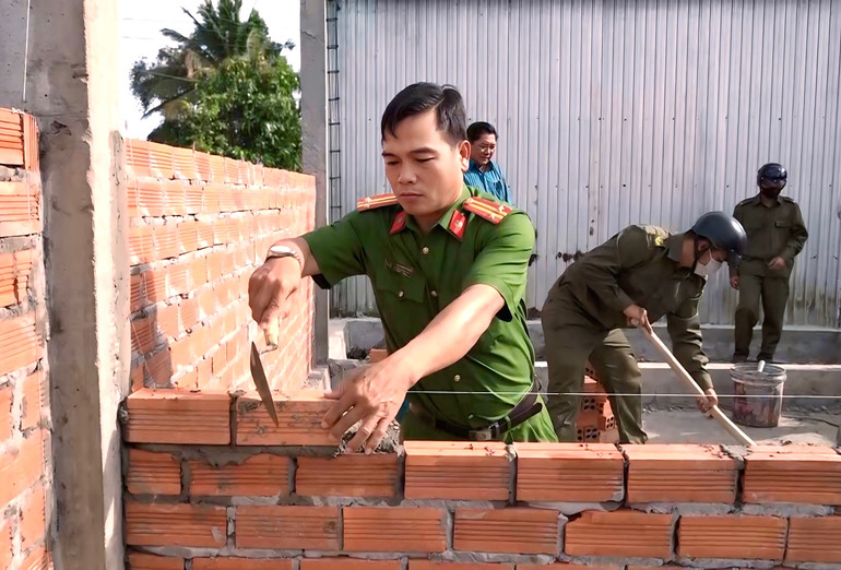 Cán bộ, chiến sĩ Công an và lực lượng bảo vệ trong tỉnh Bạc Liêu tích cực giúp các hộ nghèo xây dựng nhà ở. (Ảnh: TRỌNG NGUYỄN)