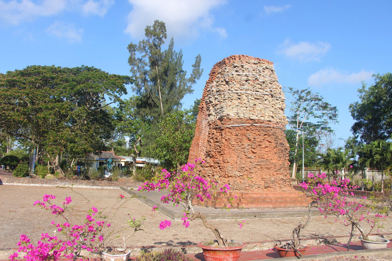 Tháp cổ Vĩnh Hưng (Vĩnh Lợi, Bạc Liêu), nhìn từ mặt sau.