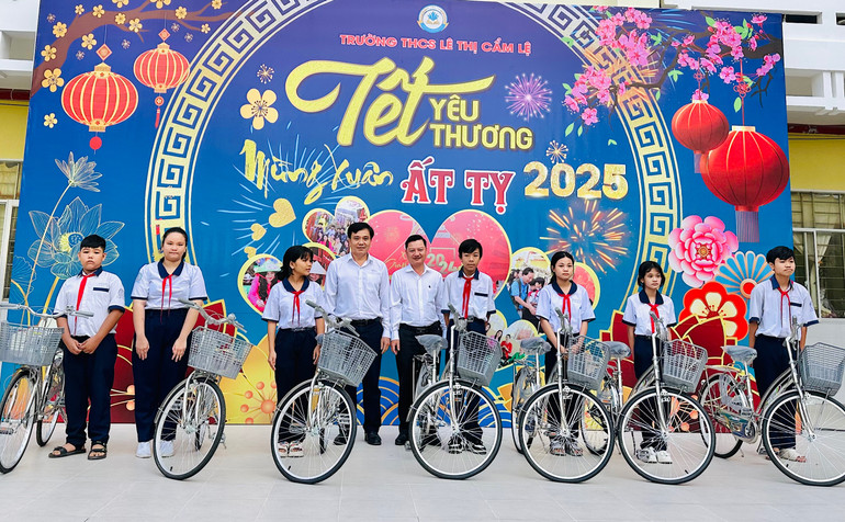 Đại diện Công ty Điện lực Bạc Liêu và Chủ tịch Ủy ban nhân dân Phường 1 (thành phố Bạc Liêu) trao tặng xe đạp cho các em nghèo, hiếu học. (Ảnh: TRỌNG DUY)