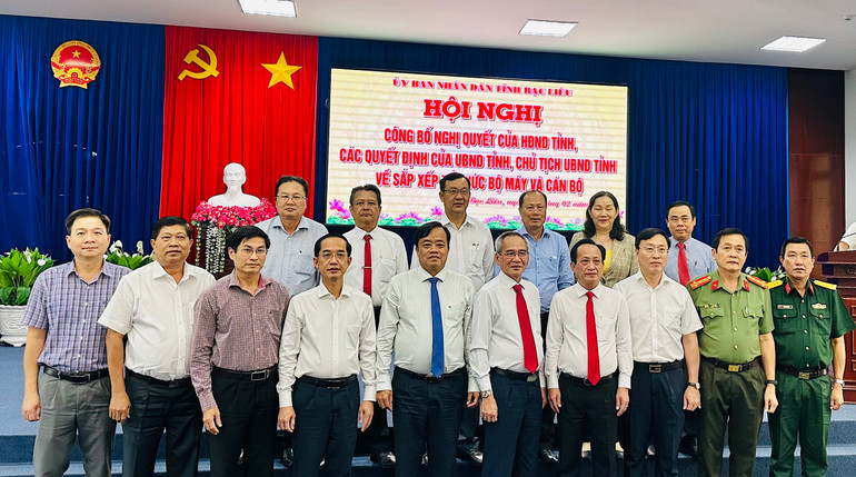 Ban Thường vụ Tỉnh ủy Bạc Liêu chụp ảnh lưu niệm, chia tay 6 đồng chí lãnh đạo các sở của tỉnh vừa nhận quyết định nghỉ hưu trước tuổi. Ảnh: TRỌNG DUY