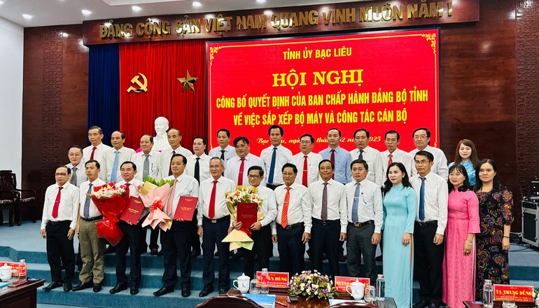 Bí thư Tỉnh ủy Bạc Liêu tặng hoa chúc mừng các đồng chí vừa được trao các quyết định mới. Bí thư Tỉnh ủy Bạc Liêu tặng hoa chúc mừng các đồng chí vừa được trao các quyết định mới.