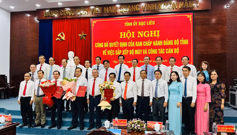 Bí thư Tỉnh ủy Bạc Liêu tặng hoa chúc mừng các đồng chí vừa được trao các quyết định mới.