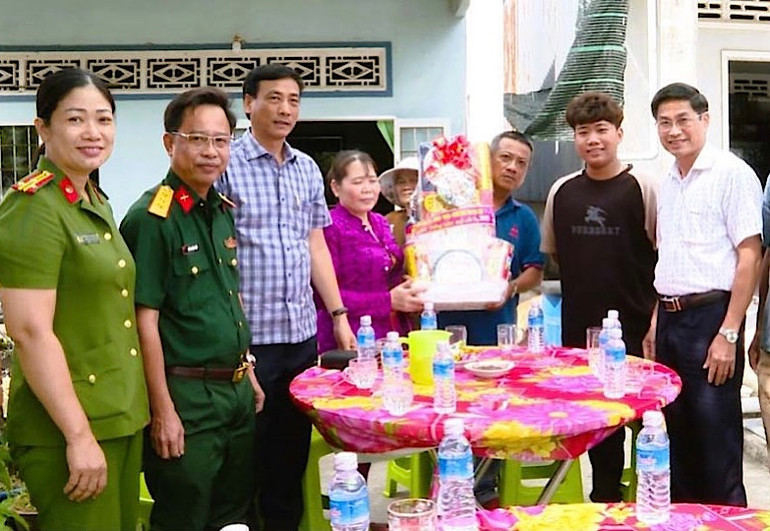 Đồng chí Tạ Trung Dũng, Trưởng ban Tuyên giáo và Dân vận Tỉnh ủy Bạc Liêu (bên phải) và Chủ tịch Ủy ban nhân dân huyện Hòa Bình Hồ Văn Linh (thứ ba, bên trái) thăm, tặng quà gia đình tân binh ở huyện Hòa Bình.