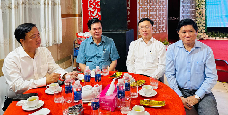 Các đồng chí lãnh đạo chủ chốt tỉnh Bạc Liêu và Cà Mau tại buổi họp mặt. (Ảnh: TRỌNG DUY)