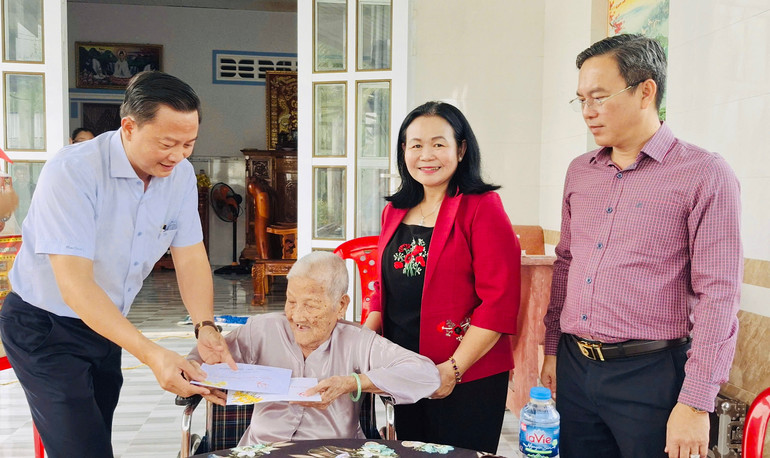 Đồng chí Trương Thanh Nhã, Bí thư Huyện ủy Vĩnh Lợi và đồng chí Bùi Thanh Nguyên, Chánh Thanh tra tỉnh Bạc Liêu (nữ) thăm, tặng quà gia đình chính sách tại huyện Vĩnh Lợi.