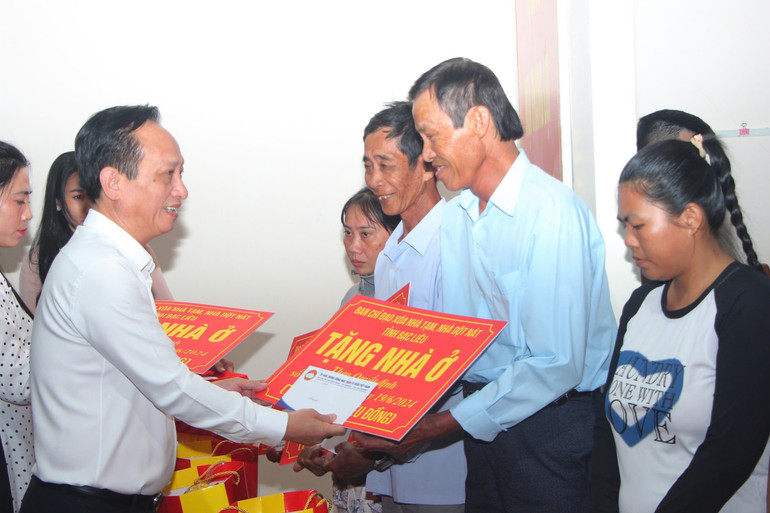 Đồng chí Phạm Văn Thiều, Chủ tịch Ủy ban nhân dân tỉnh Bạc Liêu, trao tặng nhà ở tới những hộ có hoàn cảnh khó khăn tại huyện Hòa Bình (Bạc Liêu).