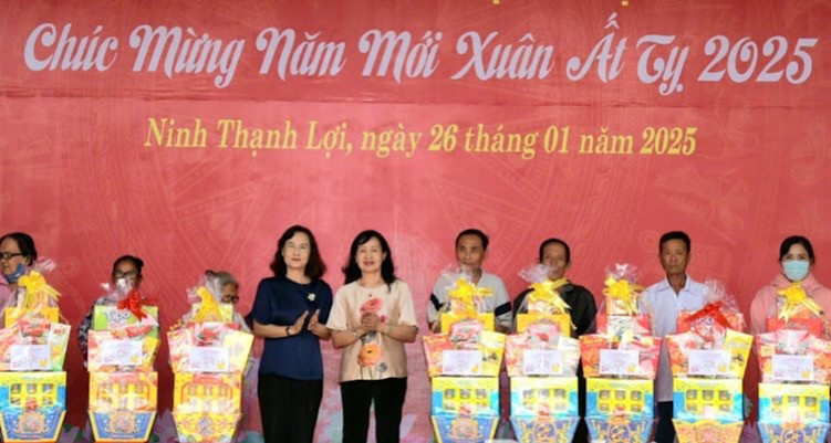 Đồng chí Trần Thị Thu Đông, Chủ tịch Hội Nghệ sĩ nhiếp ảnh Việt Nam (bên phải) và đồng chí Lê Thị Ái Nam (nguyên Phó Bí thư Thường trực Tỉnh ủy Bạc Liêu) thăm, tặng quà gia đình chính sách ở xã Ninh Thạnh Lợi, huyện Hồng Dân (Bạc Liêu). (Ảnh: CTV)
