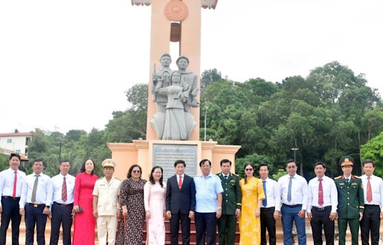 Đồng chí Tạ Trung Dũng, Trưởng ban Tuyên giáo Tỉnh ủy Bạc Liêu (giữa, cà vạt đỏ) cùng đoàn cán bộ tỉnh Bạc Liêu thăm và chúc Tết Chôl-chăm-thmây tại Vương quốc Camphuchia. Ảnh: CTV Đồng chí Tạ Trung Dũng, Trưởng ban Tuyên giáo Tỉnh ủy Bạc Liêu (giữa, cà vạt đỏ) cùng đoàn cán bộ tỉnh Bạc Liêu thăm và chúc Tết Chôl-chăm-thmây tại Vương quốc Camphuchia. Ảnh: CTV