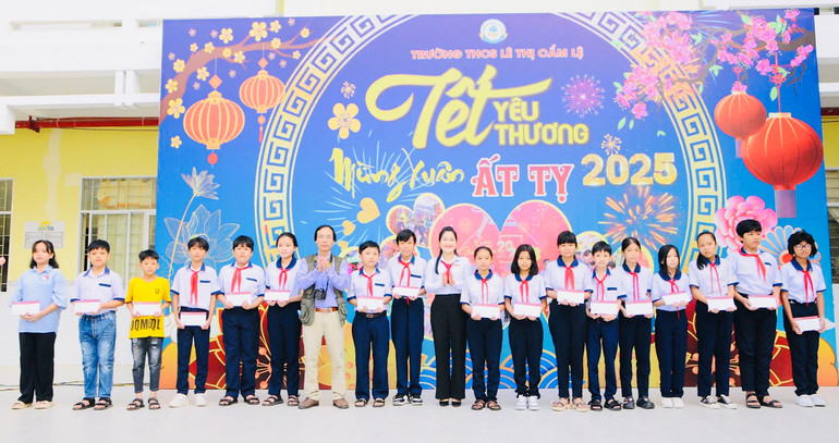 Văn phòng đại diện Báo Nhân Dân tại Bạc Liêu và đại diện Ngân hàng Nông nghiệp và Phát triển nông thôn tỉnh Bạc Liêu trao quà Tết cho các em học sinh có hoàn cảnh khó khăn.