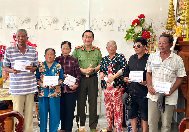 Giám đốc Công an tỉnh Bạc Liêu Hồ Việt TRiều tặng quà một số hộ Khmer ở Bạc Liêu nhân dịp Tết Chool Chnăm Thmây của đồng bào. Ảnh: TRỌNG NGUYỄN Giám đốc Công an tỉnh Bạc Liêu Hồ Việt TRiều tặng quà một số hộ Khmer ở Bạc Liêu nhân dịp Tết Chool Chnăm Thmây của đồng bào. Ảnh: TRỌNG NGUYỄN