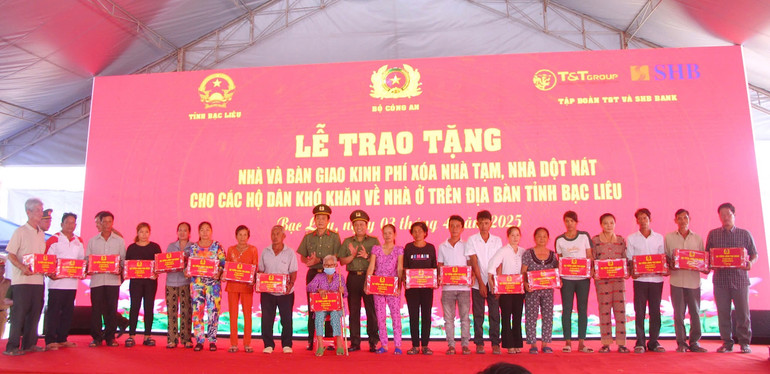 Lãnh đạo Bộ Công an và Công an tỉnh Bạc Liêu trao quà tặng các hộ nghèo, khó khăn tại Bạc Liêu.