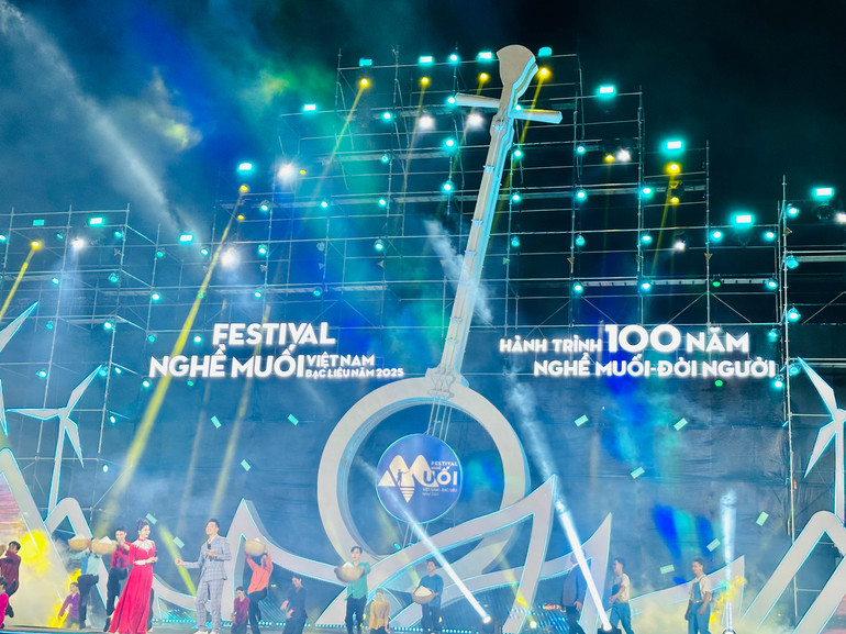 Các tiết mục văn nghệ góp phần khắc họa nghề làm muối hơn 100 năm ở Bạc Liêu. (Ảnh: TRỌNG DUY) Các tiết mục văn nghệ góp phần khắc họa nghề làm muối hơn 100 năm ở Bạc Liêu. (Ảnh: TRỌNG DUY)