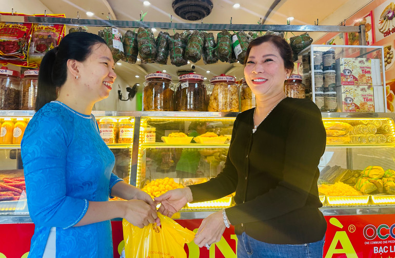 Nhiều người tiêu dùng ở Bạc Liêu hiện nay luôn rất quan tâm chất lượng hàng hóa thực phẩm, trực tiếp đến các cơ sở mua các mặt hàng có thương hiệu, tín nhiệm tại địa phương, kiên quyết nói không với những mặt hàng kém chất lượng. (Ảnh: TRỌNG DUY).