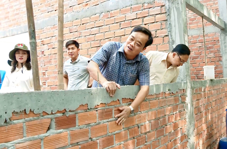 Phó Bí thư Thường trực Tỉnh ủy Bạc Liêu Huỳnh Quốc Việt kiểm tra việc xây dựng nhà cho hộ nghèo trên địa bàn tỉnh.