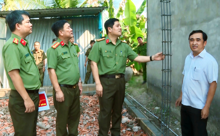 Lãnh đạo Văn phòng Bộ Công an và lãnh đạo Công an tỉnh Bạc Liêu kiểm tra tiến độ thi công một số căn nhà do Bộ Công an hỗ trợ hộ nghèo trong tỉnh.