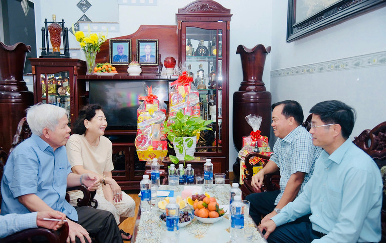 Lãnh đạo Tỉnh ủy Bạc Liêu thăm và chúc Tết gia đình đồng chí Nguyễn Văn Út, nguyên Phó Bí thư Thường trực Tỉnh ủy, Chủ tịch Hội đồng nhân dân tỉnh Bạc Liêu.