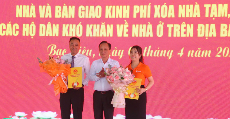 Chủ tịch Ủy ban nhân dân tỉnh Bạc Liêu Phạm Văn Thiều cảm ơn và tặng hoa các nhà tại trợ đã rất tích cực giúp Bộ Công an, góp phần xây dựng nhiều căn nhà cho hộ nghèo tại địa phương.