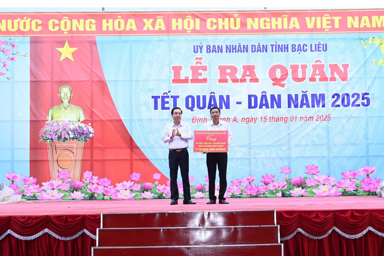 Đại diện Mặt trận Tổ quốc Việt Nam tỉnh Bạc Liêu trao tặng cơ sở thuộc huyện Đông Hải 170 triệu đồng, góp phần xây dựng cầu nông thôn và tặng quà Tết cho một số hộ dân khó khăn (Ảnh:VĂN ĐÔNG).