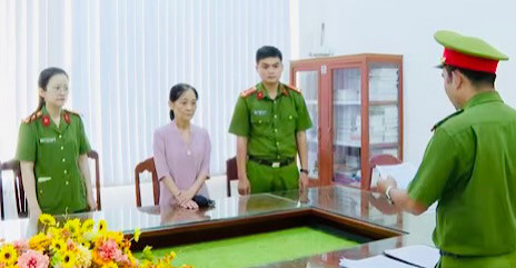 Cơ quan Công an tống đạt quyết định tố tụng đối với bị can Trần Thị Kiều Oanh, cựu Phó Giám đốc Công ty Xổ số kiến thiết Bạc Liêu. (Ảnh: CTV)