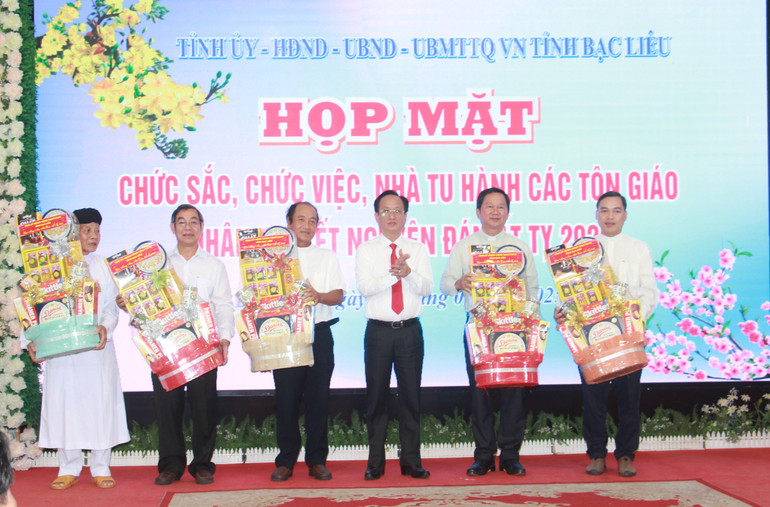 Chủ tịch Ủy ban nhân dân tỉnh Bạc Liêu Phạm Văn Thiều tặng quà Tết các đại biểu.