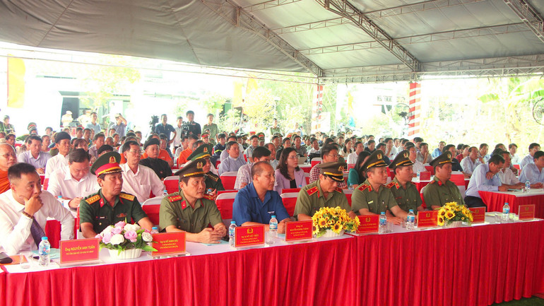 Các đồng chí lãnh đạo và các đại biểu tại buổi lễ.