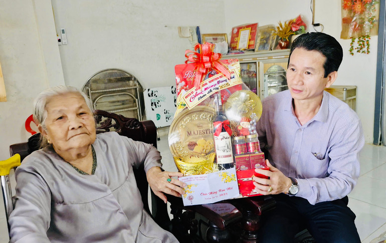 Đồng chí Nguyễn Trọng Hán, Thường vụ Huyện ủy, Phó Chủ tịch Thường trực Ủy ban nhân dân huyện Đông Hải (Bạc Liêu), thăm, tặng quà Mẹ Trần Thị Út, 92 tuổi ở ấp Kinh Xáng, xã Định Thành, huyện Đông Hải.