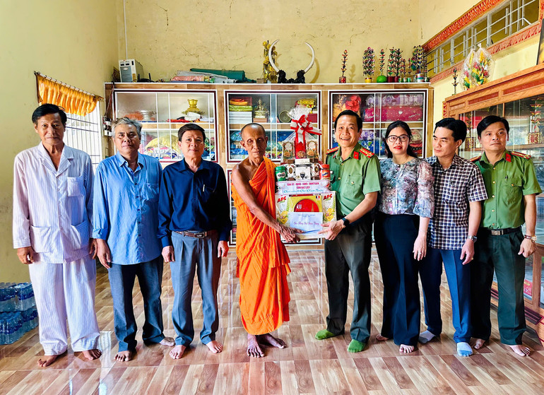 Đại tá Hồ Việt Triều, Giám đốc Công an tỉnh Bạc Liêu thăm, tặng quà các vị sư sãi tại một số chùa của đồng bào Khmer ở Bạc Liêu. Ảnh: TRỌNG NGUYỄN Đại tá Hồ Việt Triều, Giám đốc Công an tỉnh Bạc Liêu thăm, tặng quà các vị sư sãi tại một số chùa của đồng bào Khmer ở Bạc Liêu. Ảnh: TRỌNG NGUYỄN