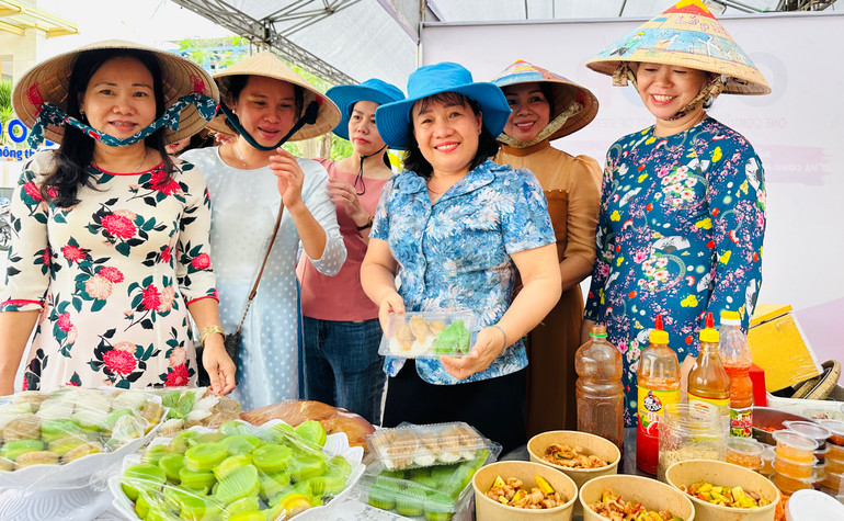Hơn 200 gian hàng với hàng trăm loại bánh dân gian Nam Bộ được &quot;trình làng&quot; tại ngày hội này.