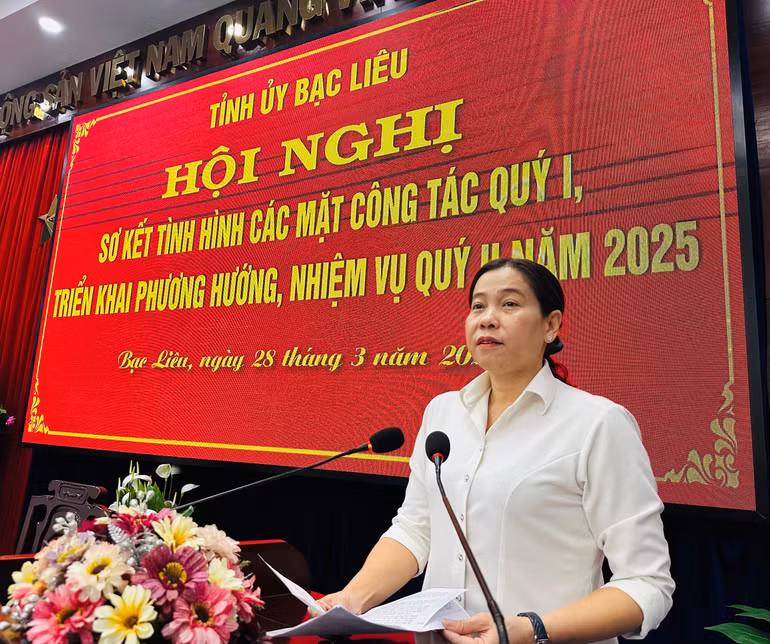 Đồng chí Tô Việt Thu, Thường vụ Tỉnh ủy, Bí thư Thành ủy Bạc Liêu nêu những kiến nghị và giải pháp tháo gỡ khó khăn, vướng mắc tại địa phương. Ảnh: TRỌNG DUY