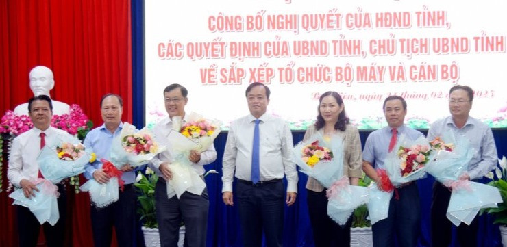 Đồng chí Huỳnh Quốc Việt, Ủy viên dự khuyết Trung ương Đảng, Phó Bí thư Thường trực Tỉnh ủy Bạc Liêu tặng hoa các đồng chí lãnh đạo tỉnh xin nghỉ hưu trước tuổi trong đợt đầu nay.