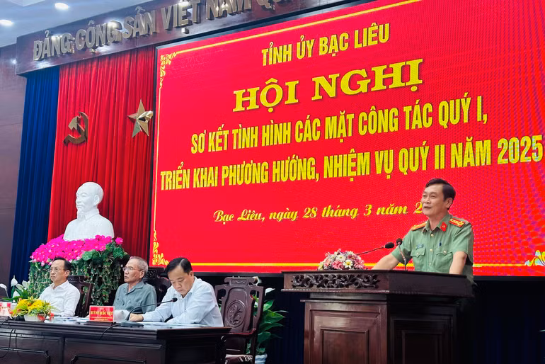 Đại tá Hồ Việt Triều, Giám đốc Công an tỉnh Bạc Liêu nêu tình hình sau khi thực hiện không tổ chức Công an cấp huyện, thị xã, thành phố. Ảnh: TRỌNG DUY