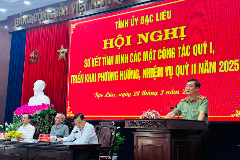 Đại tá Hồ Việt Triều, Giám đốc Công an tỉnh Bạc Liêu nêu tình hình sau khi thực hiện không tổ chức Công an cấp huyện, thị xã, thành phố. Ảnh: TRỌNG DUY