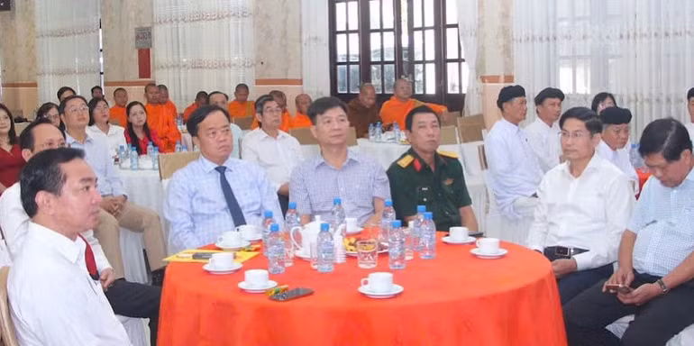 Các đồng chí trong Ban Thường vụ Tỉnh ủy Bạc Liêu và các đại biểu dự buổi họp mặt.