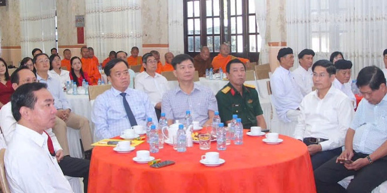 Các đồng chí trong Ban Thường vụ Tỉnh ủy Bạc Liêu và các đại biểu dự buổi họp mặt.