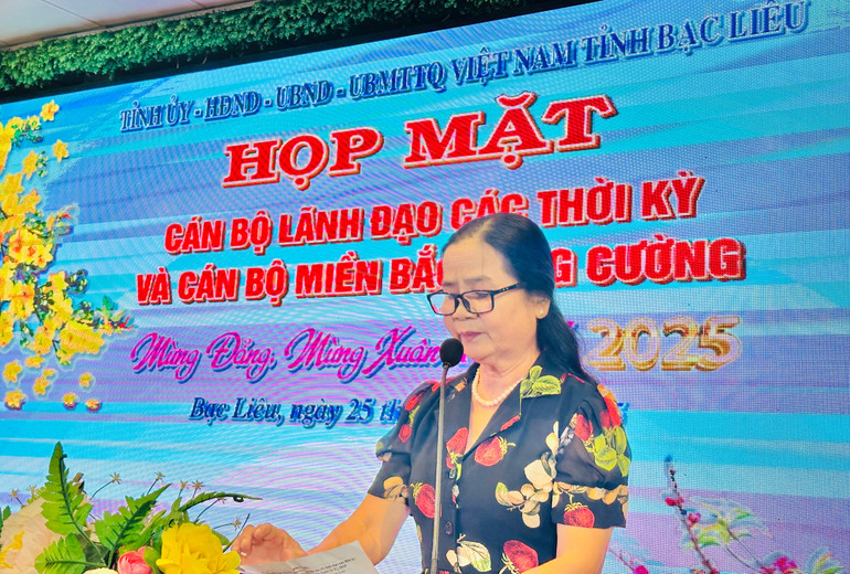 Đại diện cán bộ miền bắc tăng cường cho tỉnh Bạc Liêu phát biểu, bày tỏ niềm vui, hạnh phúc, ấm áp tại buổi họp mặt đầu Xuân mới. (Ảnh: TRỌNG DUY)