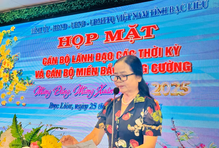 Đại diện cán bộ miền bắc tăng cường cho tỉnh Bạc Liêu phát biểu, bày tỏ niềm vui, hạnh phúc, ấm áp tại buổi họp mặt đầu Xuân mới. (Ảnh: TRỌNG DUY)