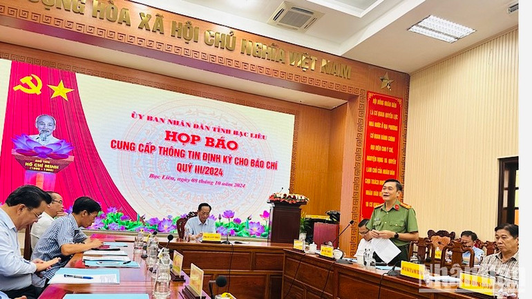 Chủ tịch Ủy ban nhân dân tỉnh Bạc Liêu Phạm Văn Thiều và Giám đốc Công an tỉnh Bạc Liêu Hồ Việt Triều trả lời câu hỏi của nhà báo Trọng Duy (Báo Nhân Dân) về việc điều tra, xử lý vụ sai phạm trong việc bồi thường tại dự án khu công viên Văn hóa Trần Huỳnh (thành phố Bạc Liêu). Chủ tịch Ủy ban nhân dân tỉnh Bạc Liêu Phạm Văn Thiều và Giám đốc Công an tỉnh Bạc Liêu Hồ Việt Triều trả lời câu hỏi của nhà báo Trọng Duy (Báo Nhân Dân) về việc điều tra, xử lý vụ sai phạm trong việc bồi thường tại dự án khu công viên Văn hóa Trần Huỳnh (thành phố Bạc Liêu).