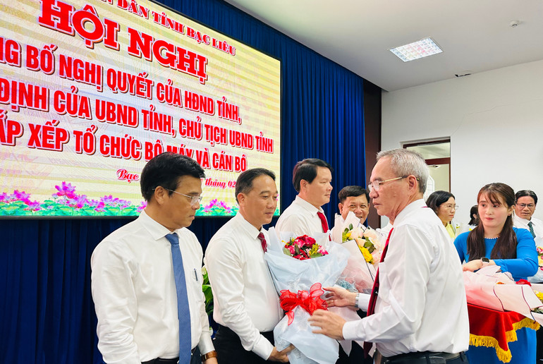 Bí thư Tỉnh ủy Bạc Liêu Lữ Văn Hùng tặng hoa, chúc mừng các đồng chí vừa được trao quyết định giám đốc, phó giám đốc các sở. Ảnh: TRỌNG DUY