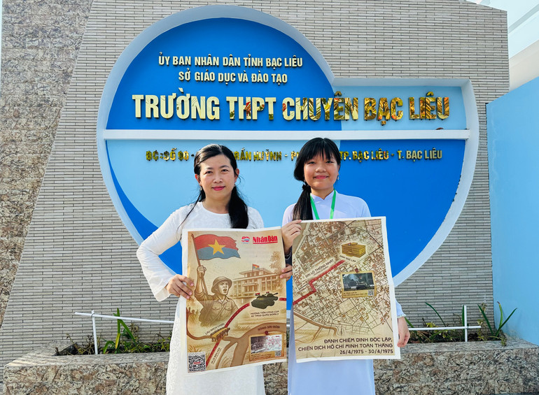 Niềm vui cô và trò Trường Trung học phổ thông Chuyên Bạc Liêu khi nhận phụ san đặc biệt của Báo Nhân Dân. (Ảnh: TRỌNG DUY)