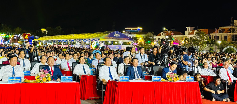 Các đồng chí lãnh đạo và đông đảo nhân dân Bạc Liêu tại buổi lễ. (Ảnh: TRỌNG DUY) Các đồng chí lãnh đạo và đông đảo nhân dân Bạc Liêu tại buổi lễ. (Ảnh: TRỌNG DUY)