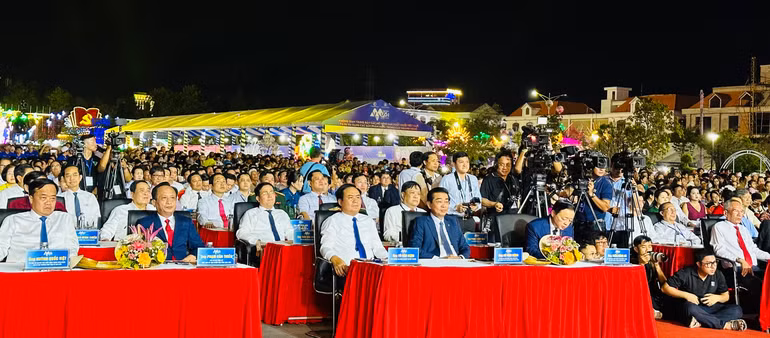 Các đồng chí lãnh đạo và đông đảo nhân dân Bạc Liêu tại buổi lễ. (Ảnh: TRỌNG DUY)