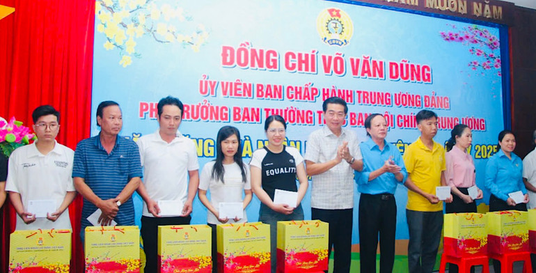 Đồng chí Võ Văn Dũng và Chủ tịch Liên đoàn Lao động tỉnh Bạc Liêu trao quà Tết cho người lao động ở thành phố Bạc Liêu.