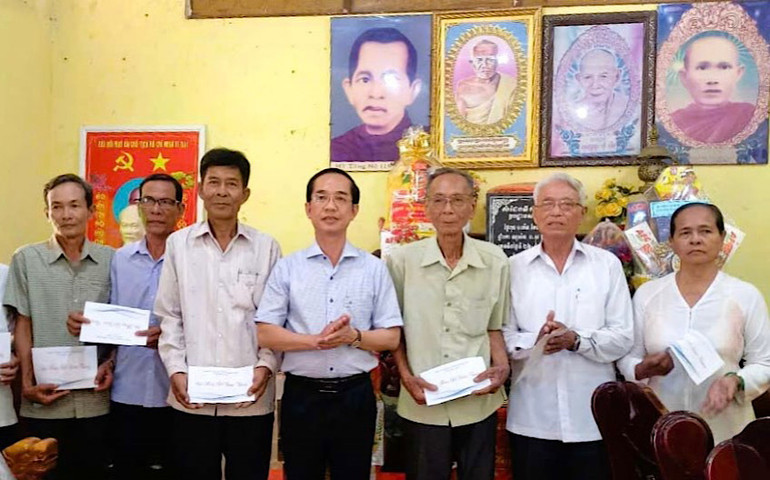 Đồng chí Hồ Thanh Thủy, Thường vụ Tỉnh ủy, Trưởng ban Tổ chức Tỉnh ủy Bạc Liêu tặng quà đồng bào Khmer ở huyện Phước Long (Bạc Liêu). Ảnh: CTV Đồng chí Hồ Thanh Thủy, Thường vụ Tỉnh ủy, Trưởng ban Tổ chức Tỉnh ủy Bạc Liêu tặng quà đồng bào Khmer ở huyện Phước Long (Bạc Liêu). Ảnh: CTV