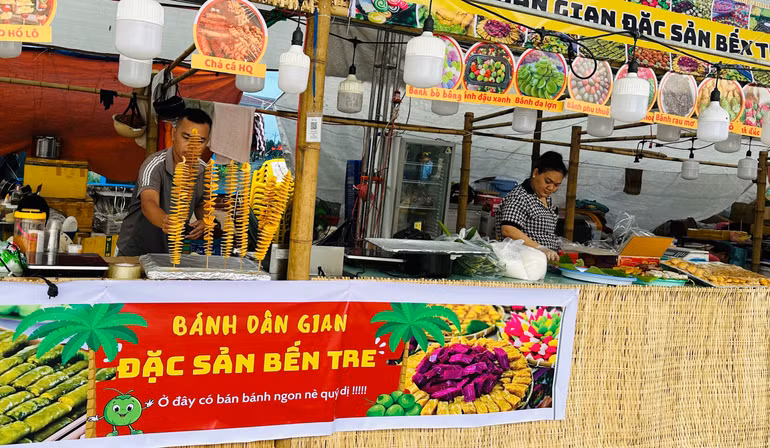 "Trình diễn" làm các đặc sản của tỉnh Bến Tre. (Ảnh: TRỌNG DUY)