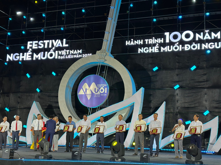 Nhiều hộ diêm dân Bạc Liêu làm muối lâu đời được vinh danh tại buổi lễ. (Ảnh: TRỌNG DUY) Nhiều hộ diêm dân Bạc Liêu làm muối lâu đời được vinh danh tại buổi lễ. (Ảnh: TRỌNG DUY)